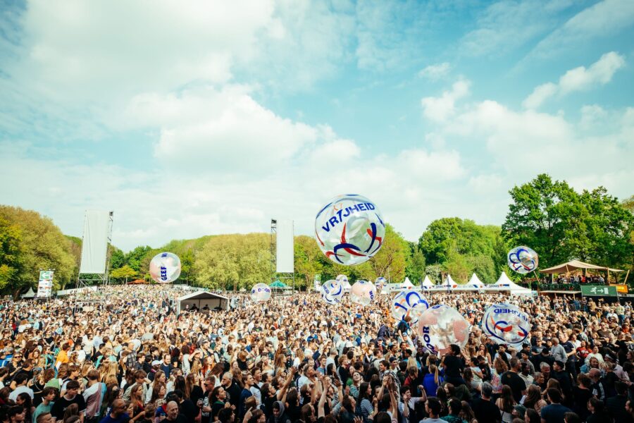 Een feestende menigte op het bevrijdingsfestival Utrecht.